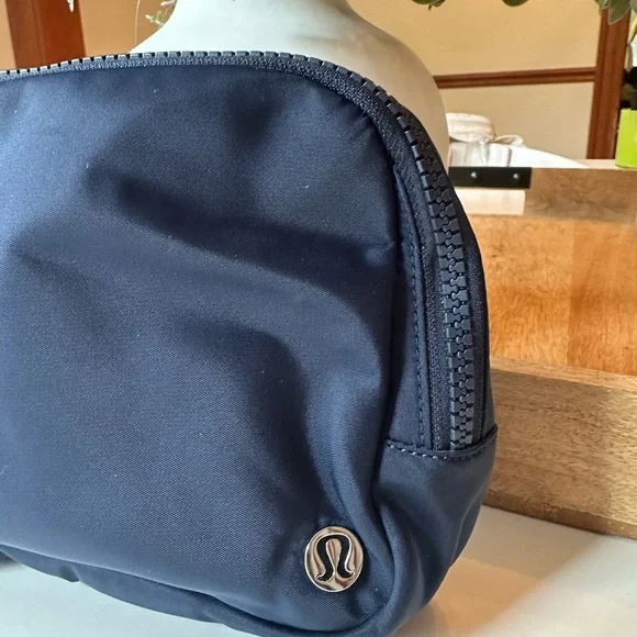 Lululemon Navy Blue Belt Bag 2L - Picture 2 of 4